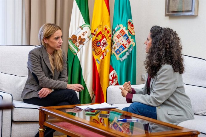 Almudena Martínez con la decana del Colegio Profesional de Periodistas de Andalucía, Lorena Mejías.