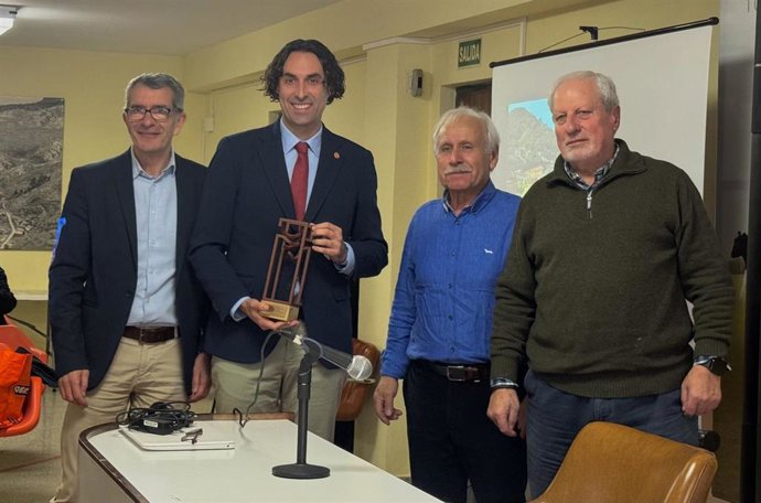 El alcalde de Astillero recibe la distinción del Puente de los Ingleses como referente del patriminio industrial de Cantabria