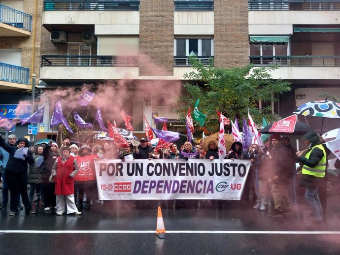 Trabajadores residencias y centros día, optimistas con una reunión con Dependencia: "Esperemos que nos tiendan la mano"