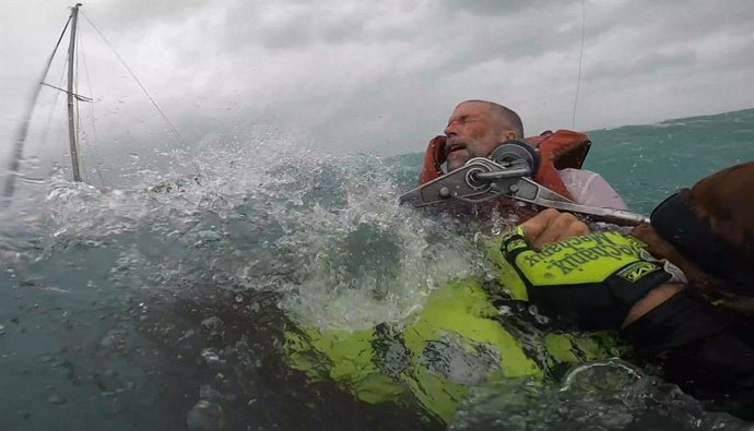 Archivo - September 26, 2024: VIDEO AVAILABLE: CONTACT INFO@COVERMG.COM TO RECEIVE**..This amazing footage shows a Coast Guard Air Station Clearwater helicopter crew rescuing a man and dog from a 36-foot sailing vessel that became disabled as Hurricane He