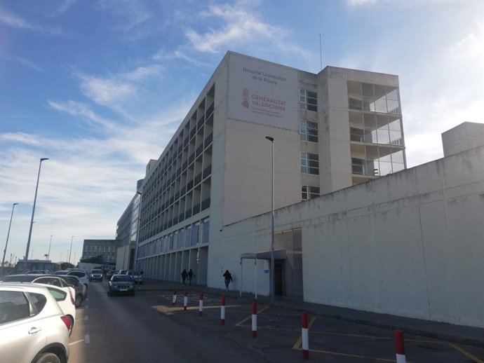 Archivo -  Façana de l'Hospital La Ribera. Imatge d'arxiu. 