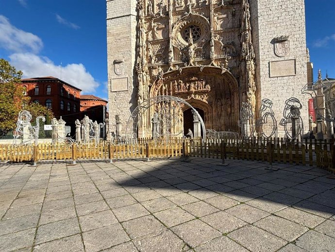 El Belén de iluminación navideña instalado en la plaza de San Pablo.