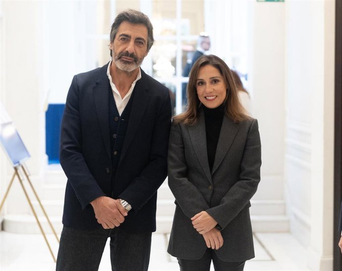 Los escritores, Juan del Val y Ángela Banzas, durante la celebración del Foro Nueva Comunicación, a 21 de noviembre de 2025, en Madrid (España).