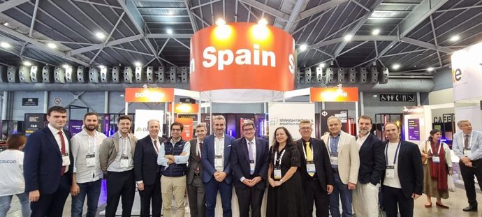 El vicepresidente de la AEFI, Rodrigo García de la Cruz, junto con José Luis Escrivá, gobernador del Banco de España, y Mercedes Alonso Frayle, embajadora de España en Singapur, en el Singapore FinTech Festival