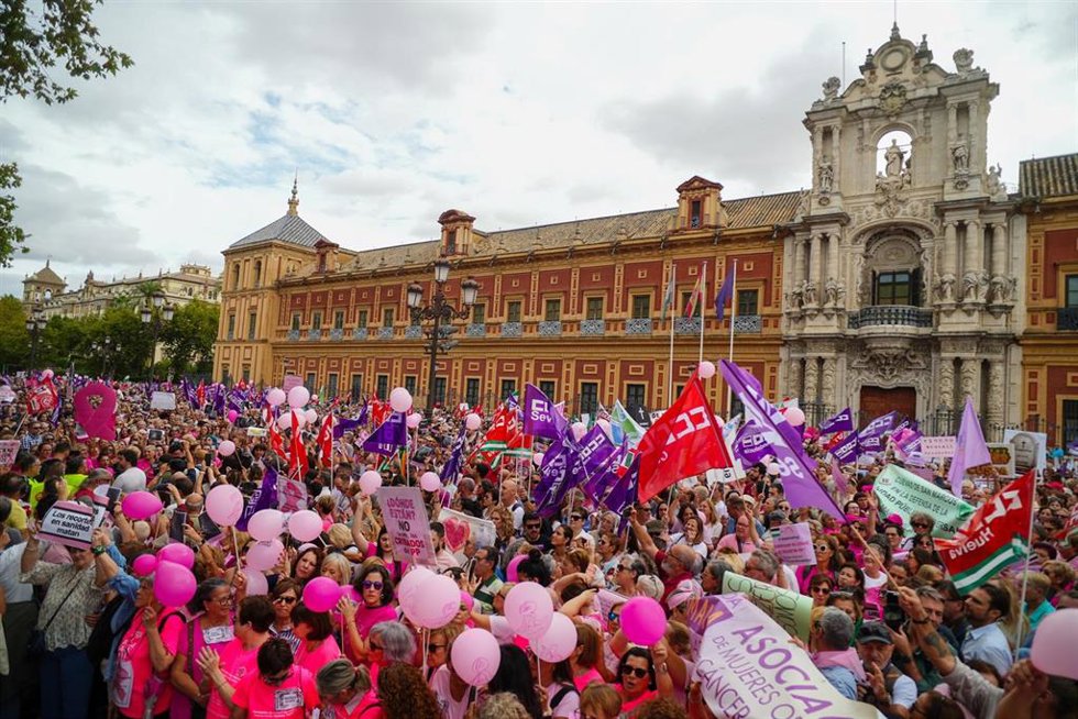Imágenes de la concentración convocada por la asociación (Amama). A 26 de octubre de 2025 en Sevilla, Andalucía (España).