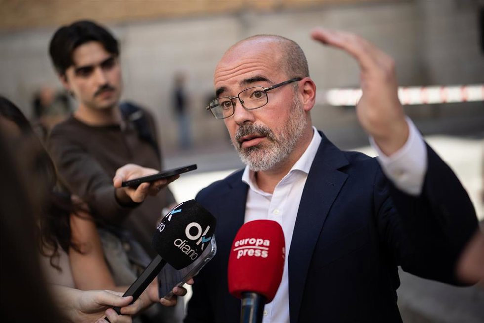 Archivo - El delegado del Gobierno en Madrid, Francisco Martín, ofrece declaraciones a los medios durante su visita al edificio que se ha derrumbado, en la zona de Ópera, a 7 de octubre de 2025, en Madrid (España). 