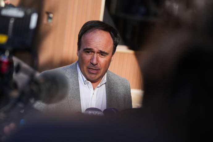 El secretario general del PP de la Comunitat Valenciana, Juanfran Pérez Llorca, a su salida del juzgado de Catarroja para declarar en el juicio por la dana, a 21 de noviembre de 2025, en Catarroja, 