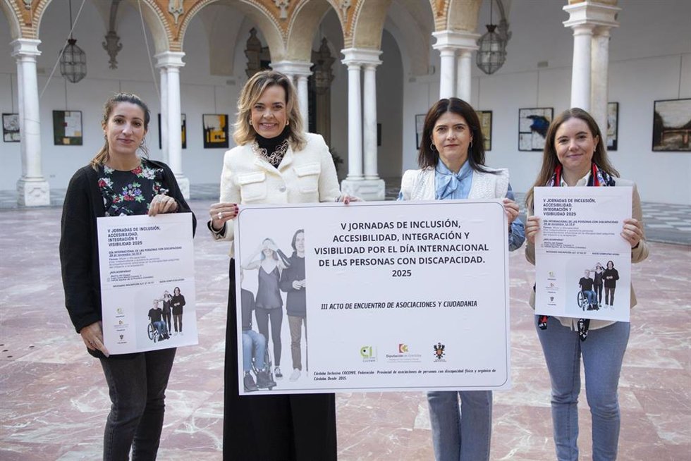 La delegada de Participación Ciudadana, Auxiliadora Moreno (segunda por la izda.), en la presentación de la jornada.