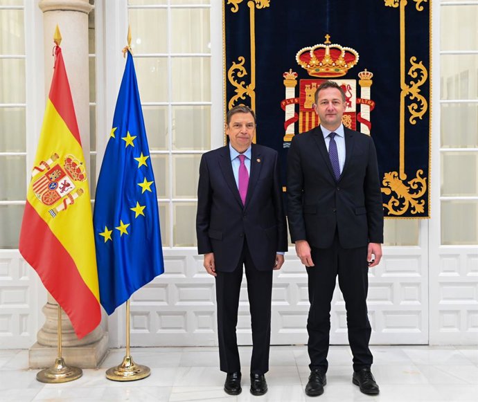 El ministro de Agricultura, Pesca y Alimentación, Luis Planas, junto al comisario de Agricultura y Alimentación, Christophe Hansen.