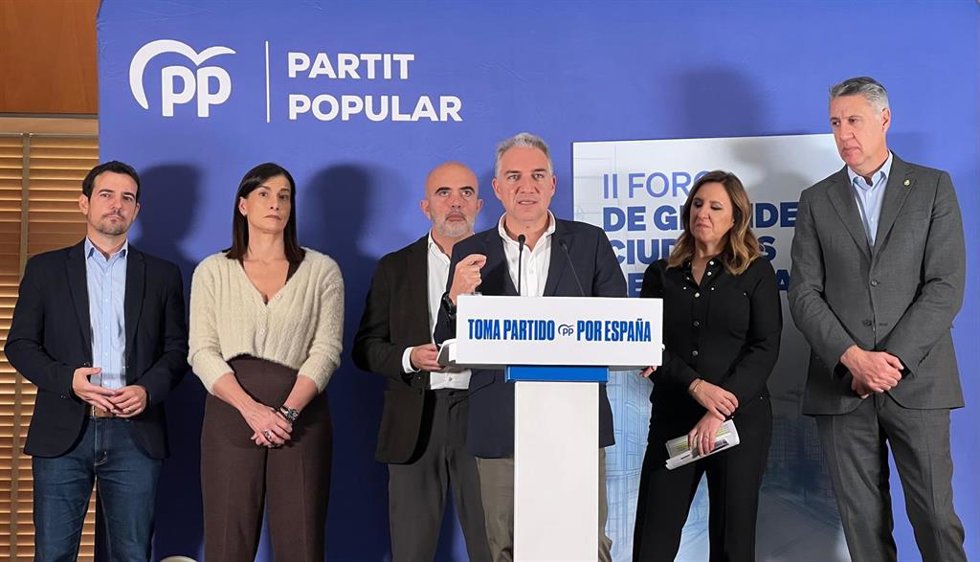 El vicesecretario de Coordinación Autonómica y Local del PP, Elías Bendodo, con los alcaldes María José Catalá (Valencia), Gema Igual (Santander), Xavier García Albiol (Badalona) y Manu Reyes (Castelldefels), y el líder del PP en Barcelona, Dani Sirera