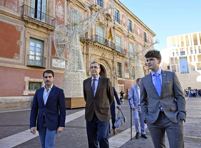 El alcalde de Murcia, José Ballesta, supervisa las actividades por el encendido de la Navidad junto al concejal de Cultura, Diego Avilés y el tenor argentino Martín Savi