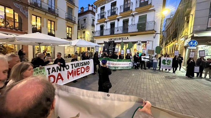 Protesta ciudadana por la "turistificación" en la antigua Plaza del Pan.
