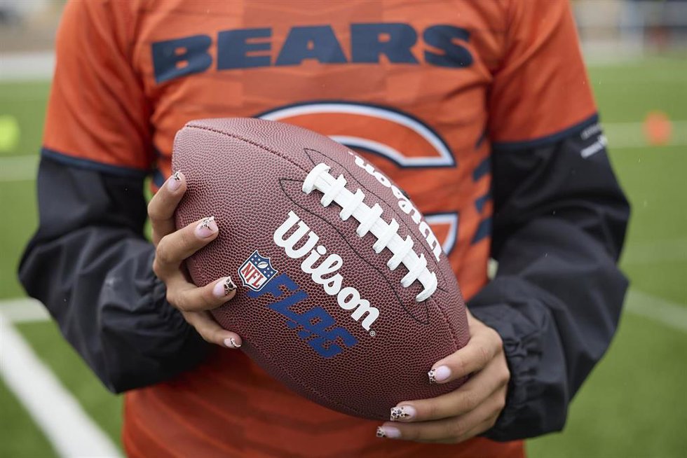 Archivo - Imagen de un balón de flag football durante un clínic de los Chicago Bears