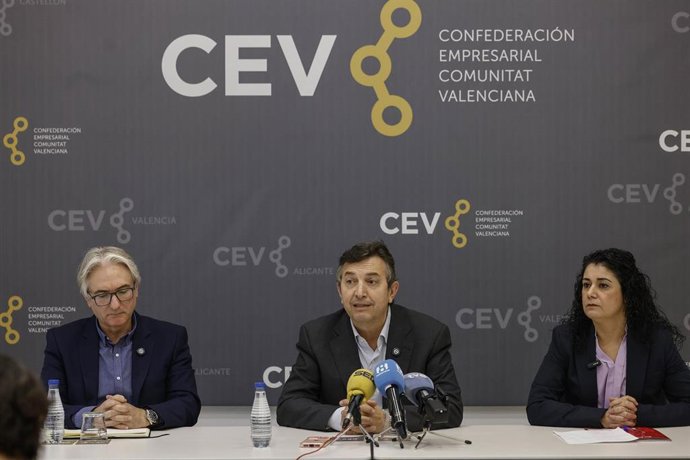 El presidente de la CEV, Vicente Lafuente (c), la secretaria general de CCOO-PV, Ana García Alcolea, y el secretario general de UGT-PV, Tino Calero (i), durante un encuentro en el marco del diálogo social