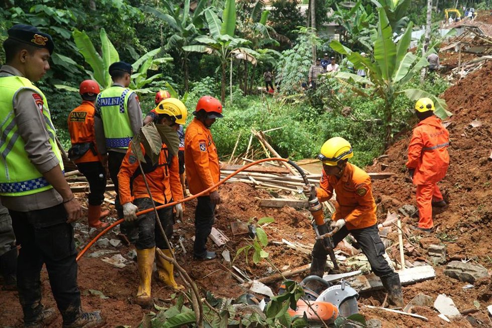 Trabajos de búsqueda y rescate tras un deslizamiento de tierra en el centro de la isla de Java, en Indonesia (archivo)