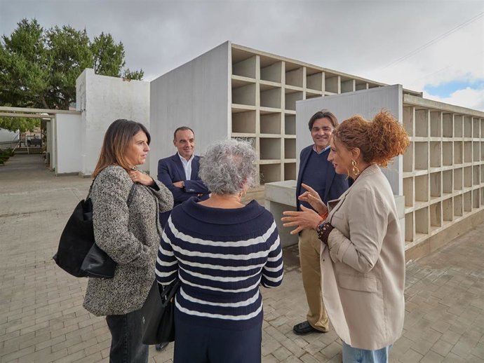 La consejera de Cooperación Municipal del Cabildo de Tenerife, Sonia Hernández, en una visita al cementerio de Vilaflor