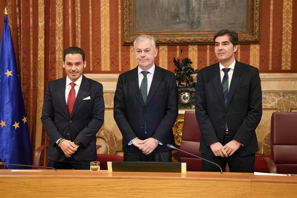 El alcalde de Sevilla, José Luis Sanz, junto con los presidentes del Sevilla FC y el Real Betis Balompié en la presentación de una campaña contra el acoso escolar en el Ayuntamiento de la ciudad.