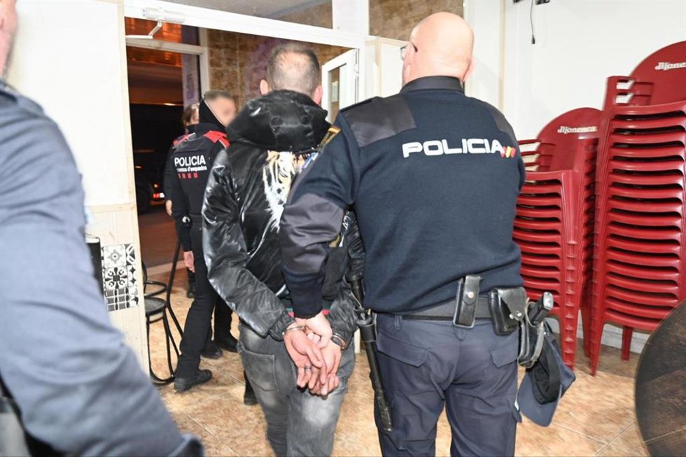 Una de las seis detenciones en el dispositivo conjunto de los Mossos d'Esquadra, Policía Nacional, Guardia Civil, Inspección de Trabajo y Policía Local del Vendrell (Tarragona) de este jueves por la tarde en 2 bares del Vendrell (Tarragona)