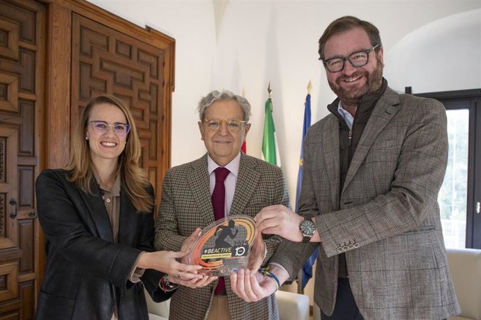 El presidente de la Diputación, Salvador Fuentes, entre la delegada de Juventud, Sara Alguacil, y el responsable de Deportes, Antonio Martín, con el reconocimiento otorgado por el CSD.