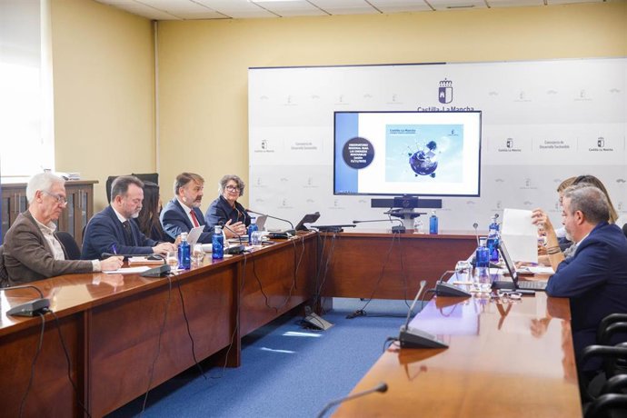 La consejera de Desarrollo Sostenible, Mercedes Gómez, preside la reunión del Observatorio Regional para las Energías Renovables en la sala de Juntas de la Consejería de Desarrollo Sostenible.