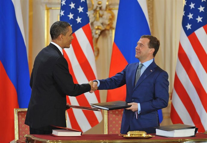 Archivo - Barack Obama y Dimitri Medvedev firman en Praga el nuevo START (Archivo)