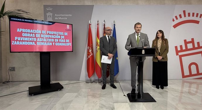 El concejal de Pedanías y Vertebración Territorial de Murcia, Marco Antonio Fernández, junto a los ediles José Francisco Muñoz y Rebeca Pérez