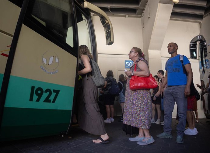 Archivo - Varias personas en las dársenas para subir a un bus en la estación de autobuses de Méndez Álvaro, Madrid Sur, a 12 de julio de 2024, en Madrid (España).