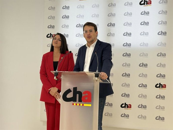 El diputado de CHA-Sumar al Congreso, Jorge Pueyo, y la co-portavoz federal del Partido Verde, Mar González.