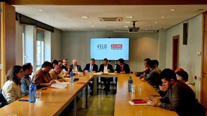 Representantes de la FELE y de CCOO firman el convenio del sector siderometalúrgico en León para los próximos años.