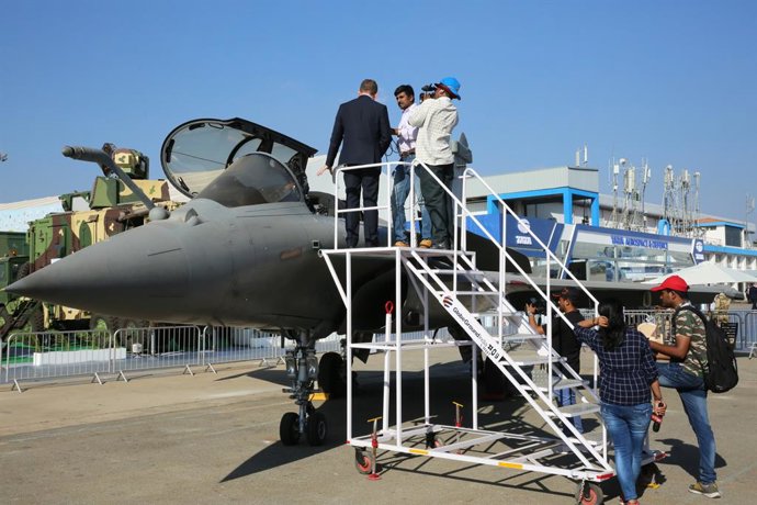 Archivo - BANGALORE, 21 de fevereiro de 2019 Pessoas visitam a Aero India 2019 na estação da força aérea de Yelahanka em Bangalore, Índia, em 20 de fevereiro de 2019. O evento de cinco dias teve início na quarta-feira e mais de 400 expositores de mais de 