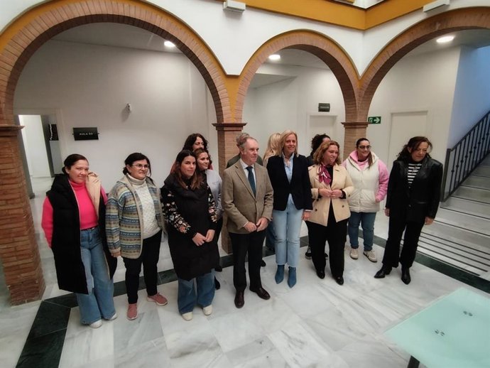 El delegado de Empleo, Empresa y Trabajo Autónomo, Antonio Augustín, visita en Bormujos (Sevilla) uno de los cursos dentro del programa 'Preparadas'.