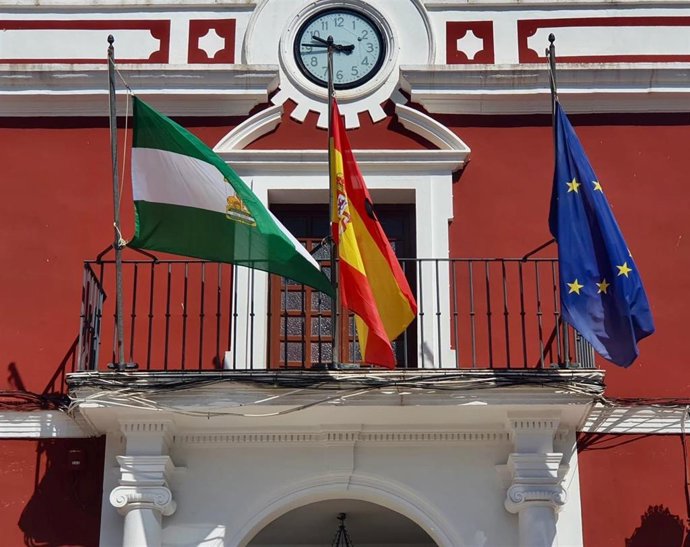 Archivo - Fachada del Ayuntamiento de Fernán Núñez, donde se han encerrado miembros del comité de empresa.