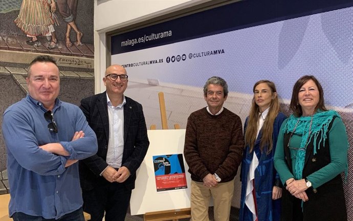 El vicepresidente diputado de Cultura, Manuel López Mestanza, junto a los miembros del jurado, ha dado a conocer el fallo del premio que distingue a autores menores de 35 años.