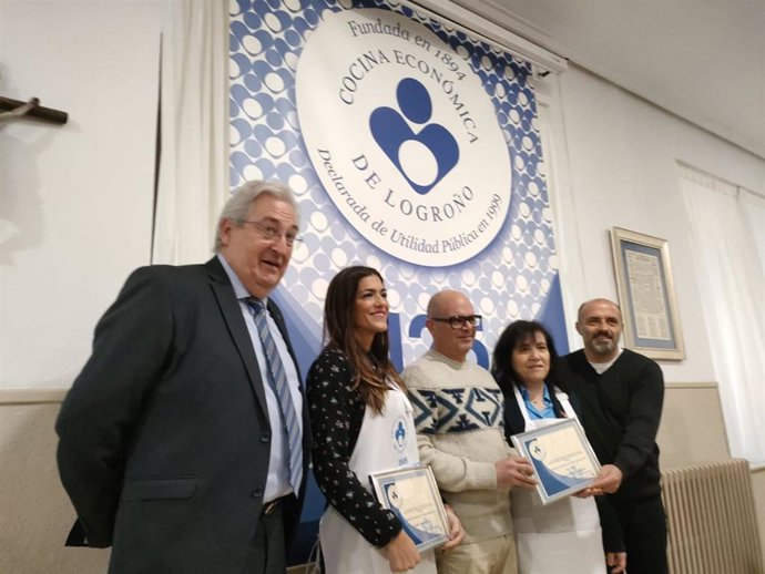 La Asociación 'Due Passi' y Carmen Carreras reciben los 'Delantales Solidarios 2025' que entrega la Cocina Económica