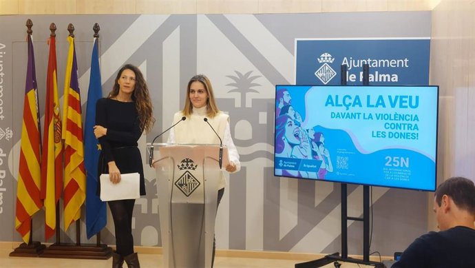 La socióloga Lourdes de la Cruz y la teniente de alcalde y regidora de Igualdad del Ayuntamiento de Palma, Lourdes Roca, en la presentación de los actos del 25N y del informe local sobre violencia machista.
