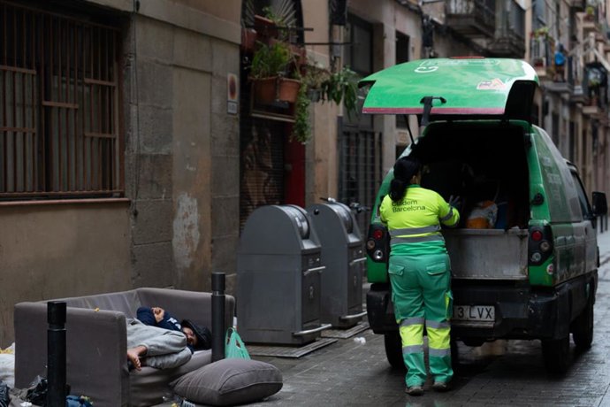 Archivo - Una persona sin hogar, en el barrio del Raval de Barcelona.