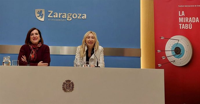 La consejera municipal de Cultura, Educación y Turismo, Sara Fernández; y la directora del Festival La Mirada Tabú, Vicky Calavia.