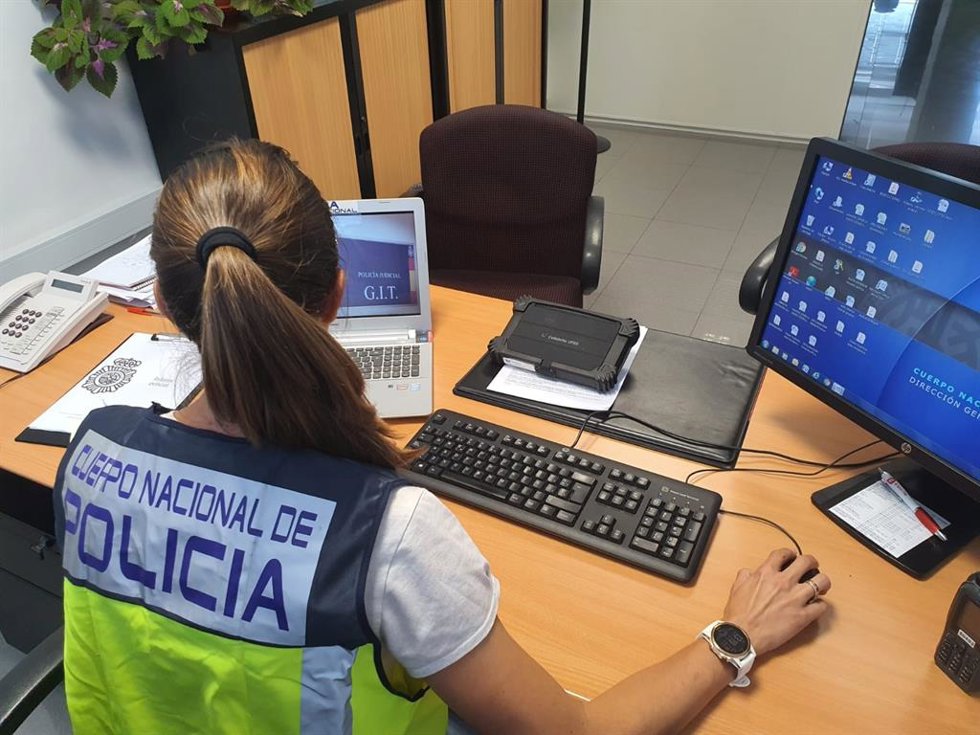 Archivo - Una agente investiga con un ordenador.