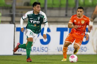 Futbol, Santiago Wanderers vs Cobreloa. Liguilla de asceso 2025. El jugador de Santiago Wanderers Camilo Astroza es fotografiado durante un partido de la liguilla de ascenso a la primera division contra Cobreloa disputado en el estadio Elias Figueroa de
