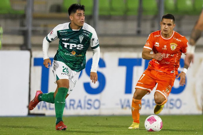 Futbol, Santiago Wanderers vs Cobreloa. Liguilla de asceso 2025. El jugador de Santiago Wanderers Camilo Astroza es fotografiado durante un partido de la liguilla de ascenso a la primera division contra Cobreloa disputado en el estadio Elias Figueroa de
