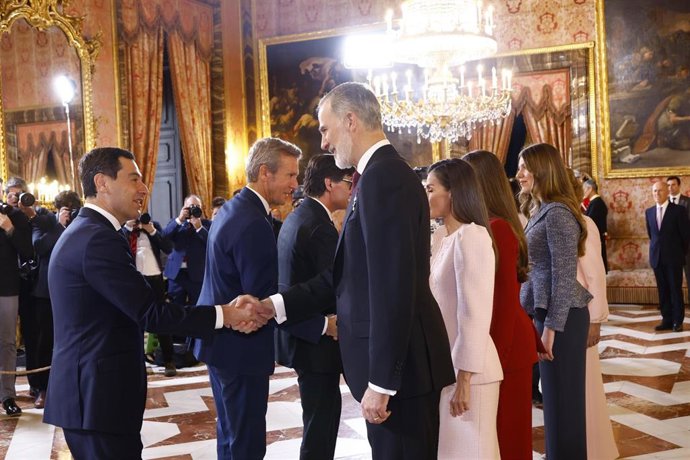 El presidente de la Junta de Andalucía, Juanma Moreno, saluda este viernes al rey Felipe VI con motivo de su asistencia a la entrega del Toisón de Oro a una serie de personalidades, entre ellas, la reina Sofía.