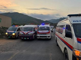 Archivo - LORALAI, July 11, 2025  -- This photo taken with mobile phone on July 11, 2025 shows ambulances near the attack site in Loralai district of Balochistan province, Pakistan. At least nine passengers were abducted and shot dead after gunmen interce