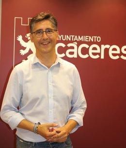 Archivo - El concejal de Infraestructuras de Cáceres, Víctor Bazo, en una foto de archivo