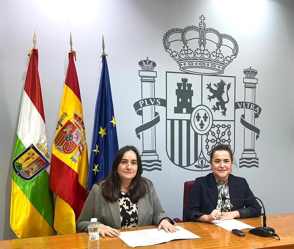 La delegada del Gobierno, Beatriz Arraiz, junto a la Jefa de la Unidad de Coordinación contra la Violencia sobre la Mujer, Noelia González