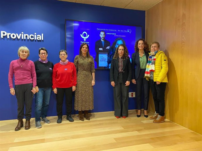 La diputada de Igualdad, Servicios Sociales y Familias, María Dolores Vergara, junto a la presidenta de la Plataforma Violencia Cero Málaga, Carmen Martín, ha dado a conocer la nueva campaña.