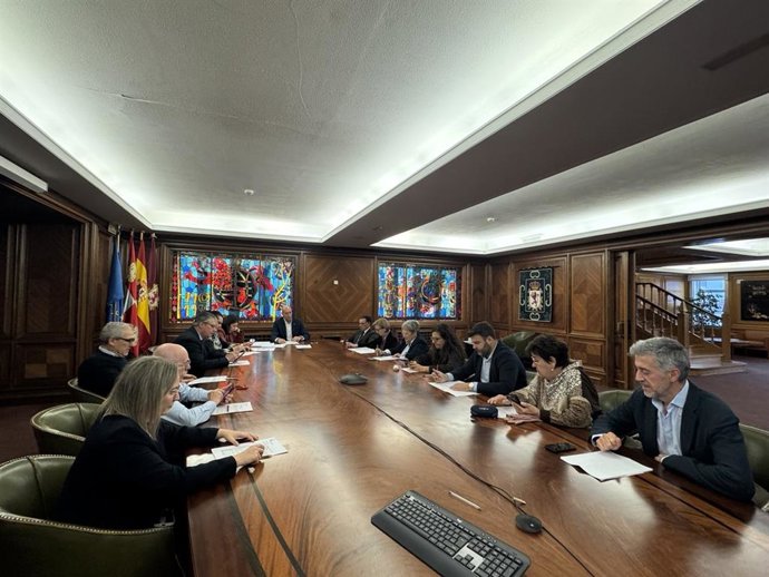 Imagen de la Junta de Gobierno Local del Ayuntamiento de León celebrada este viernes, que ha dado luz verde a la contratación para ejecutar las obras de la piscina municipal olímpica.