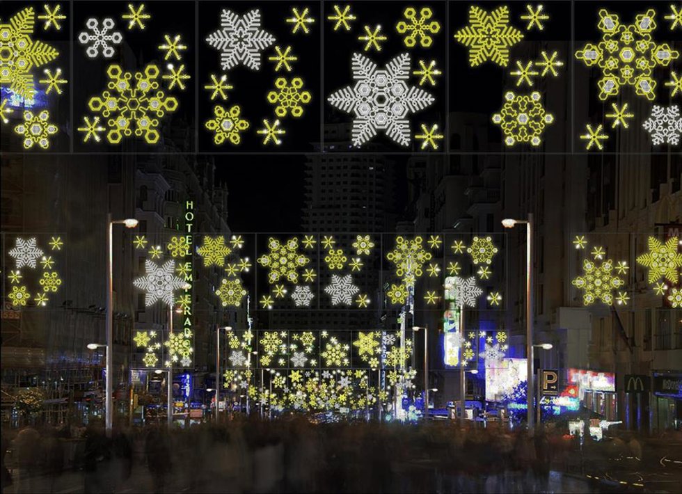 Luces de Navidad con forma de copos de nieve en Gran Vía