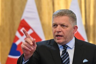 Archivo - 28 April 2025, Slovakia, Bratislava: Slovak Prime Minister Robert Fico speaks during a joint press conference with Hungarian Prime Minister Viktor Orban during his visit to Slovakia. Photo: ·álek Václav/CTK/dpa