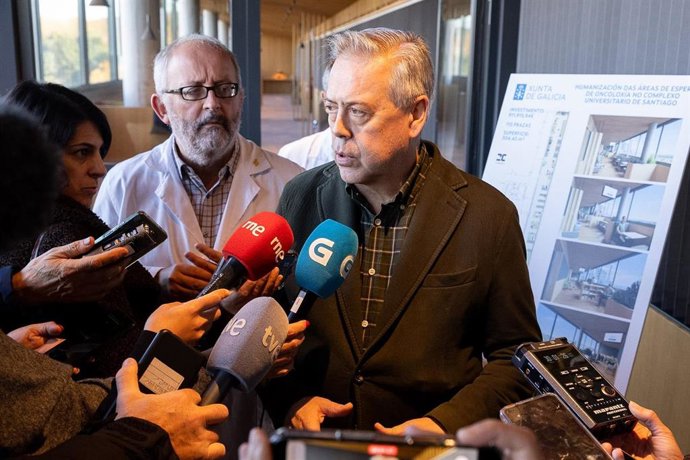 El conselleiro de Sanidade, Antonio Gómez Caamaño, en declaraciones a los medios en el CHUS
