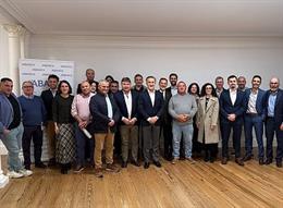 Representantes de Abanca y de las cofradías del sur de A Coruña, tras la firma del convenio.